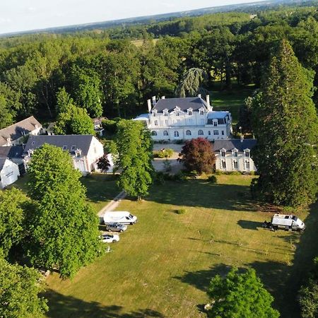 Emplacement Bucolique De Camping Dans Le Parc Du Chateau - Attention Tente Et Materiels Non Fournis Et Sans Possibilite De Faire Courir Une Rallonge Pour Se Raccorder A L'Electricite Brain-sur-Allonnes Εξωτερικό φωτογραφία