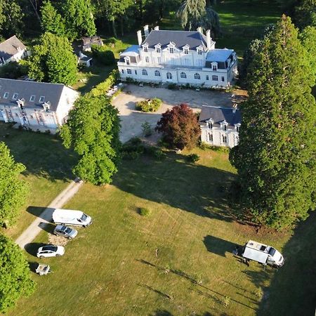 Emplacement Bucolique De Camping Dans Le Parc Du Chateau - Attention Tente Et Materiels Non Fournis Et Sans Possibilite De Faire Courir Une Rallonge Pour Se Raccorder A L'Electricite Brain-sur-Allonnes Εξωτερικό φωτογραφία