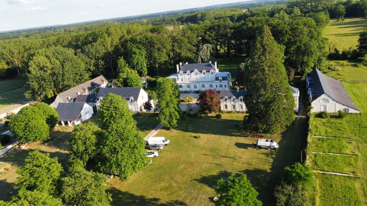 Emplacement Bucolique De Camping Dans Le Parc Du Chateau - Attention Tente Et Materiels Non Fournis Et Sans Possibilite De Faire Courir Une Rallonge Pour Se Raccorder A L'Electricite Brain-sur-Allonnes Εξωτερικό φωτογραφία