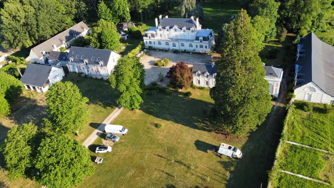 Emplacement Bucolique De Camping Dans Le Parc Du Chateau - Attention Tente Et Materiels Non Fournis Et Sans Possibilite De Faire Courir Une Rallonge Pour Se Raccorder A L'Electricite Brain-sur-Allonnes Εξωτερικό φωτογραφία